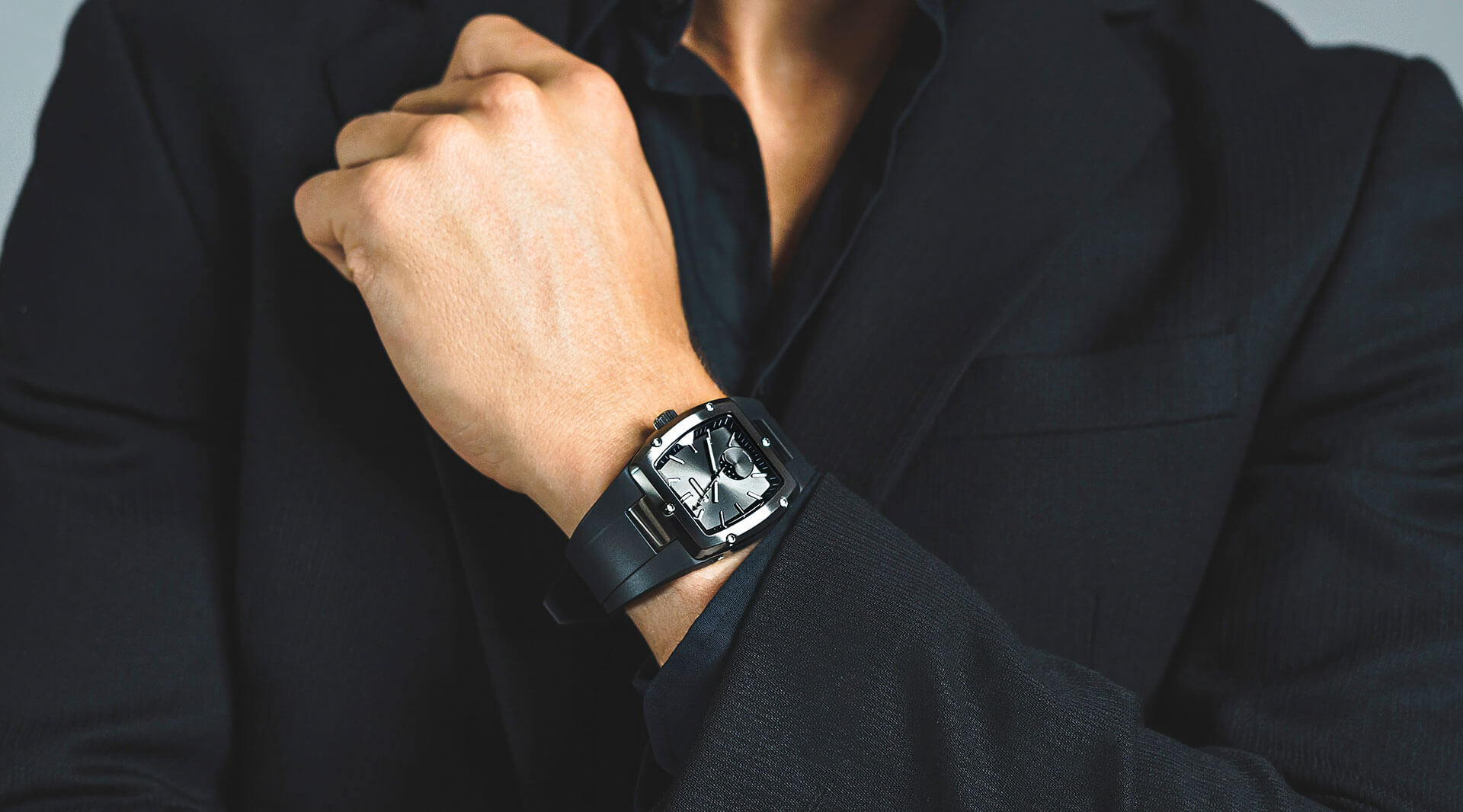 Valuchi Expedition watch designed in Amsterdam