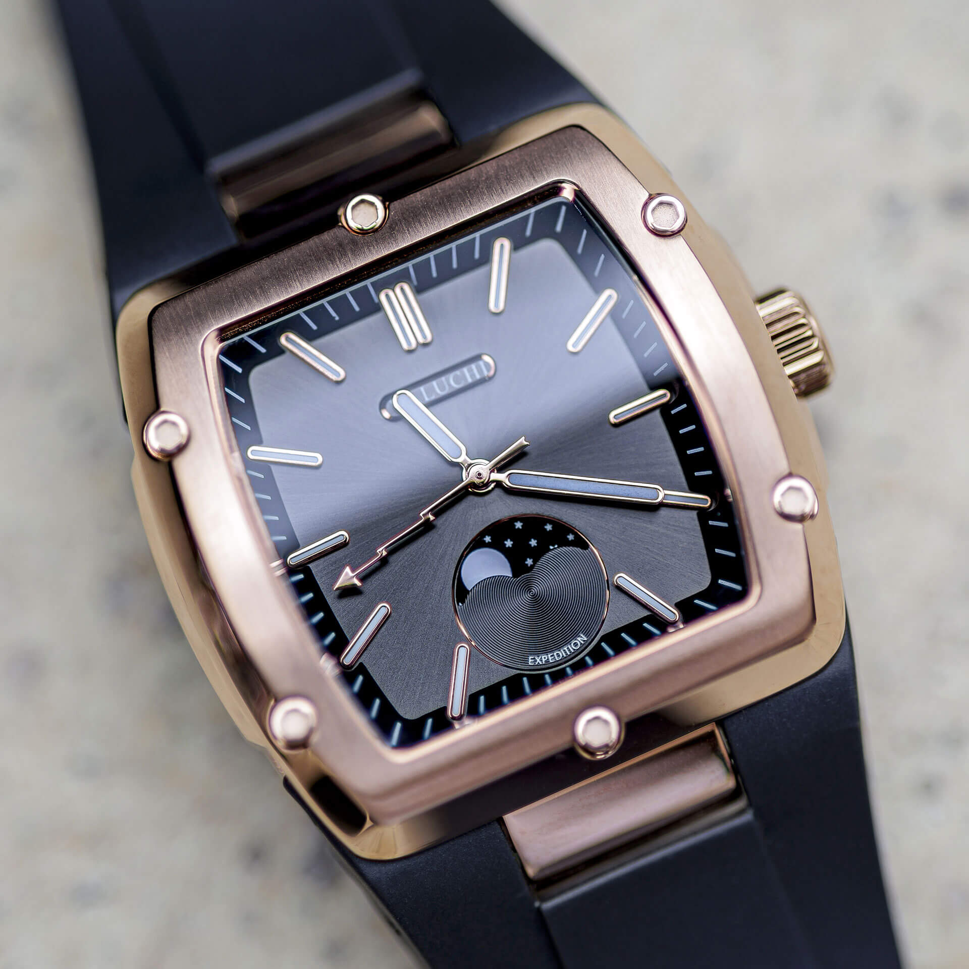 Valuchi Expedition rose gold case